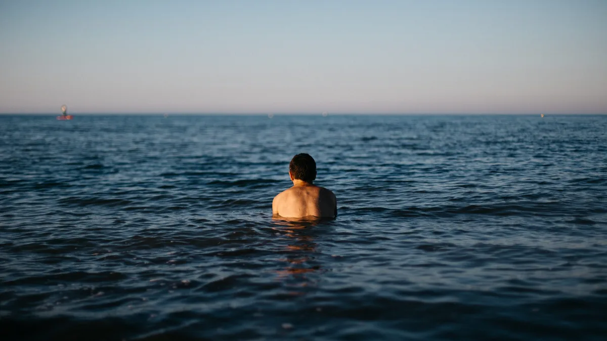 Nadar en el mar, 7 consejos para disfrutar y entrenar en verano