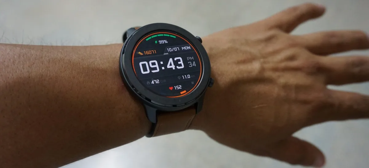 Reloj para triatlón en muñeca